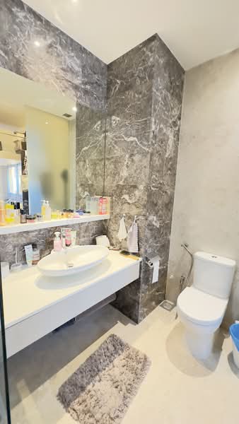 The Hillier, 6 Hillview Rise, 2 Bedrooms, 818 sqft, Condominium For Sale, by George Foo, 500141604 - Bathroom - PropertyGuru.com.sg