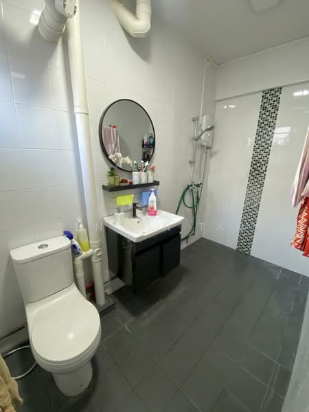 452 Jurong West Street 42, 452 Jurong West Street 42, 3 Bedrooms, 1,431 sqft, HDB Flat For Sale, by Tun Lin Tan, 500141605 - Bathroom - PropertyGuru.com.sg
