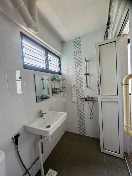 173 Woodlands Street 13, 173 Woodlands Street 13, Room Rental, 120 sqft, HDB Flat For Rent, by Nicole Ee 余佩敏, 500141664 - Bathroom - PropertyGuru.com.sg