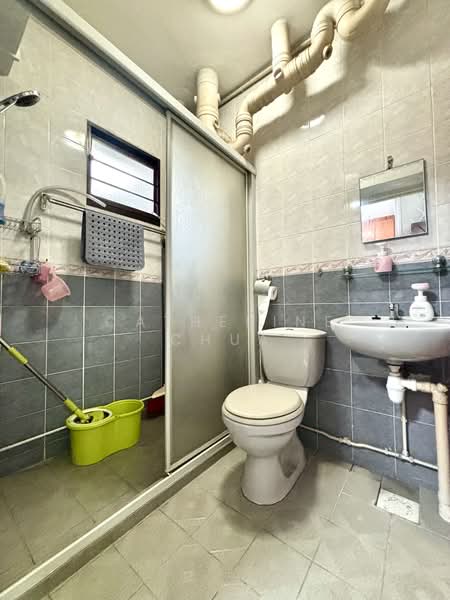 352 Ang Mo Kio Street 32, 352 Ang Mo Kio Street 32, 3 Bedrooms, 1,022 sqft, HDB Flat For Rent, by Catherine Chua, 500141669 - Bathroom - PropertyGuru.com.sg