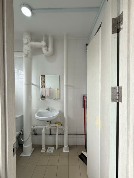 274 Yishun Street 22, 274 Yishun Street 22, 3 Bedrooms, 1,119 sqft, HDB Flat For Rent, by Steven Lee, 500141708 - Bathroom - PropertyGuru.com.sg