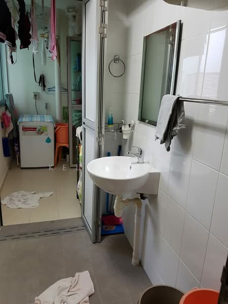 424 Clementi Avenue 1, 424 Clementi Avenue 1, 2 Bedrooms, 786 sqft, HDB Flat For Sale, by Kelvin Tan, 500141725 - Bathroom - PropertyGuru.com.sg