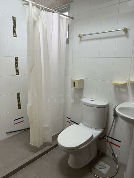 418 Clementi Avenue 1, 418 Clementi Avenue 1, 3 Bedrooms, 960 sqft, HDB Flat For Rent, by Florence Tiong, 500141748 - Bathroom - PropertyGuru.com.sg