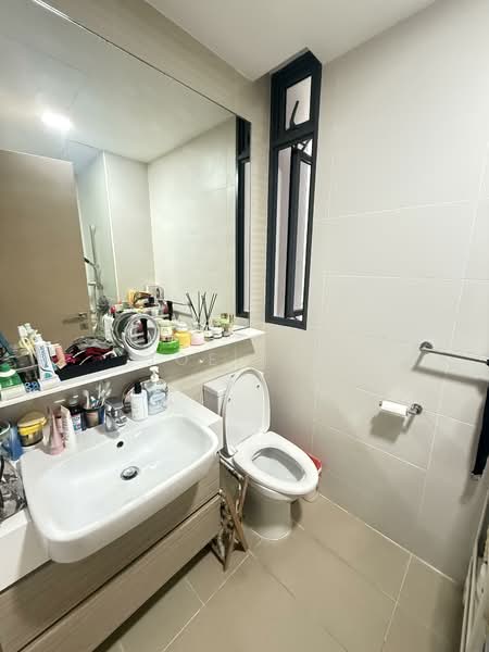 The Luxurie, 23 Compassvale Road, 2 Bedrooms, 1,001 sqft, Condominium For Rent, by Joe Tay, 500141755 - Bathroom - PropertyGuru.com.sg