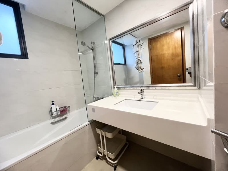 Blue Horizon, 21 West Coast Crescent, 2 Bedrooms, 904 sqft, Condominium For Rent, by Esther Teo, 500141830 - Bathroom - PropertyGuru.com.sg