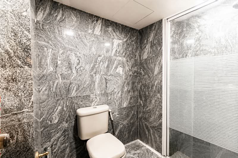International Plaza, 10 Anson Road, 3 Bedrooms, 1,378 sqft, Apartment For Sale, by Kit Toh, 500141905 - Bathroom - PropertyGuru.com.sg