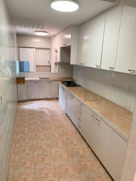 384 Bukit Batok West Avenue 5, 384 Bukit Batok West Avenue 5, 4 Bedrooms, 1,270 sqft, HDB Flat For Sale, by Raymond Lim Chee Hiang, 500142143 - Kitchen - PropertyGuru.com.sg