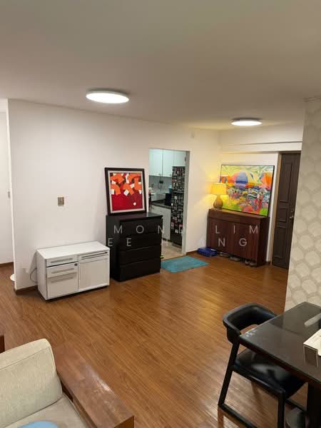 384 Bukit Batok West Avenue 5, 384 Bukit Batok West Avenue 5, 4 Bedrooms, 1,270 sqft, HDB Flat For Sale, by Raymond Lim Chee Hiang, 500142143 - Living Room - PropertyGuru.com.sg