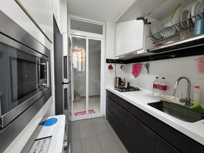 Skies Miltonia, 23 Miltonia Close, 2 Bedrooms, 721 sqft, Condominium For Rent, by Kelvin Tan 陈克辉, 500142196 - Kitchen - PropertyGuru.com.sg