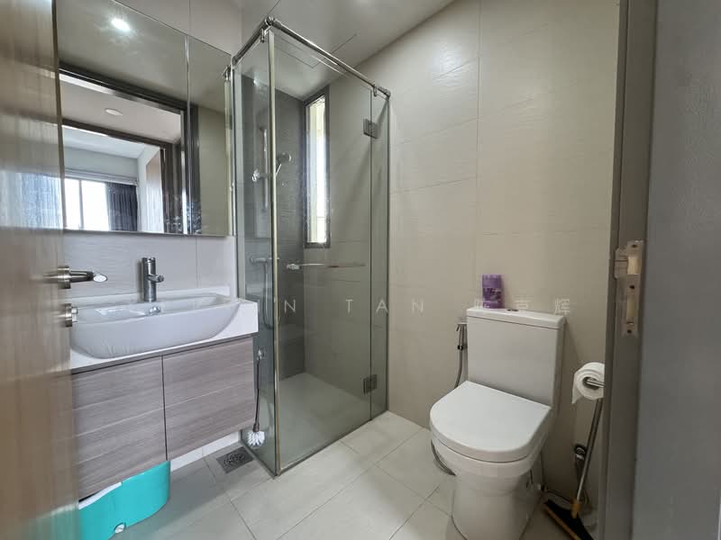 Skies Miltonia, 23 Miltonia Close, 2 Bedrooms, 721 sqft, Condominium For Rent, by Kelvin Tan 陈克辉, 500142196 - Bathroom - PropertyGuru.com.sg