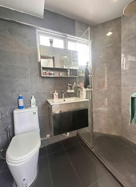 341 Jurong East Avenue 1, 341 Jurong East Avenue 1, 3 Bedrooms, 1,119 sqft, HDB Flat For Sale, by Sharon Leong Suit LAN, 500142219 - Bathroom - PropertyGuru.com.sg
