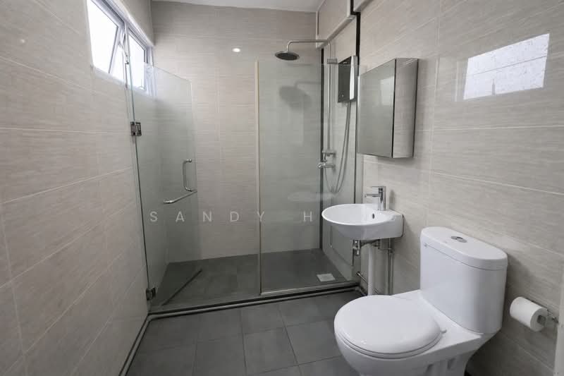 546 Jurong West Street 42, 546 Jurong West Street 42, 3 Bedrooms, 1,108 sqft, HDB Flat For Sale, by Sandy Hong, 500142226 - Bathroom - PropertyGuru.com.sg