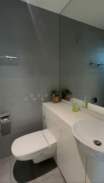 Regency Suites, 36 Kim Tian Road, 2 Bedrooms, 950 sqft, Apartment For Rent, by Gerald Ong Soon Lee (Gerald Ong), 500142231 - Bathroom - PropertyGuru.com.sg