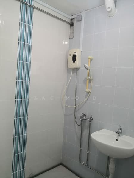 835 Woodlands Street 83, 835 Woodlands Street 83, 2 Bedrooms, 680 sqft, HDB Flat For Rent, by Zac Mohd, 500142244 - Bathroom - PropertyGuru.com.sg