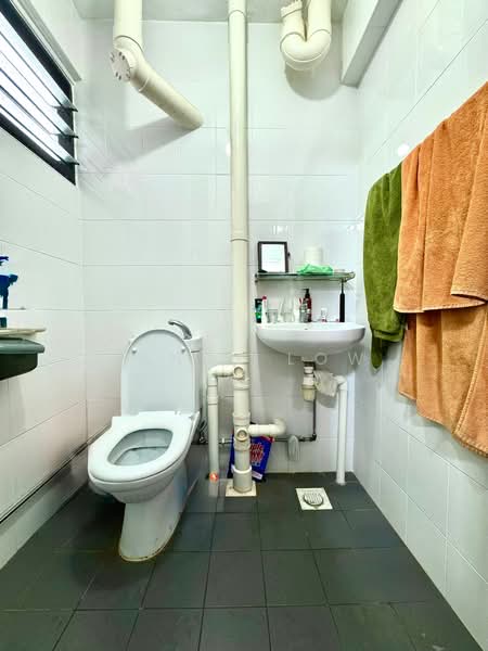 219 Bukit Batok Street 21, 219 Bukit Batok Street 21, 2 Bedrooms, 721 sqft, HDB Flat For Sale, by Landy Low, 500142252 - Bathroom - PropertyGuru.com.sg