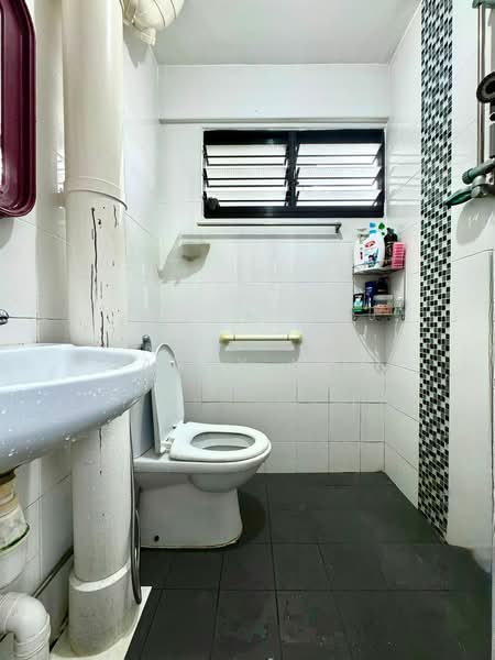 219 Bukit Batok Street 21, 219 Bukit Batok Street 21, 2 Bedrooms, 721 sqft, HDB Flat For Sale, by Landy Low, 500142252 - Bathroom - PropertyGuru.com.sg