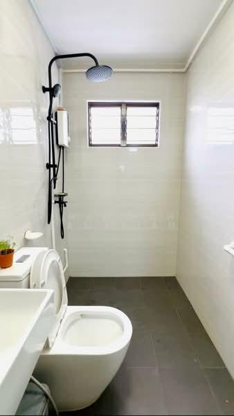 415 Pasir Ris Drive 6, 415 Pasir Ris Drive 6, 3 Bedrooms, 1,109 sqft, HDB Flat For Sale, by Sharifah Kamariah, 500142296 - Bathroom - PropertyGuru.com.sg