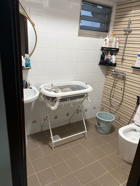 443C Bukit Batok West Avenue 8, 443C Bukit Batok West Avenue 8, 3 Bedrooms, 1,100 sqft, HDB Flat For Rent, by Ramachandran Jaya, 500142297 - Bathroom - PropertyGuru.com.sg