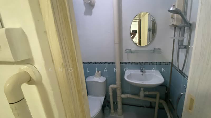 341 Clementi Avenue 5, 341 Clementi Avenue 5, 2 Bedrooms, 721 sqft, HDB Flat For Sale, by Yang Liang Tan, 500142361 - Bathroom - PropertyGuru.com.sg