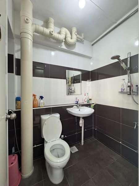 743 Woodlands Circle, 743 Woodlands Circle, 3 Bedrooms, 980 sqft, HDB Flat For Sale, by Charis Seah, 500142398 - Common Bathroom - PropertyGuru.com.sg