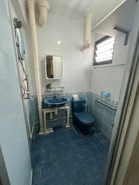 712 Clementi West Street 2, 712 Clementi West Street 2, 3 Bedrooms, 1,001 sqft, HDB Flat For Rent, by Monuahara Begum, 500142417 - Bathroom - PropertyGuru.com.sg