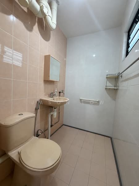 238 Serangoon Avenue 2, 238 Serangoon Avenue 2, 3 Bedrooms, 904 sqft, HDB Flat For Sale, by Jason Low, 500142438 - Bathroom - PropertyGuru.com.sg