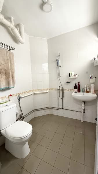 260 Jurong East Street 24, 260 Jurong East Street 24, 3 Bedrooms, 1,302 sqft, HDB Flat For Sale, by Zhen Zhen (Doris)卓嫃臻, 500142469 - Bathroom - PropertyGuru.com.sg
