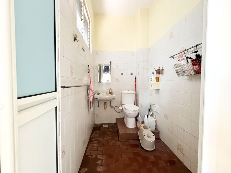 999 Years Like Freehold East Coast Road D15 Frankel Estate 1485 Sqft 3 Bed 4 Bed Siglap Walk up, East Coast Road, 3 Bedrooms, 1,485 sqft, Shophouse For Sale, by Martin Yeo, 500142477 - Bathroom - PropertyGuru.com.sg