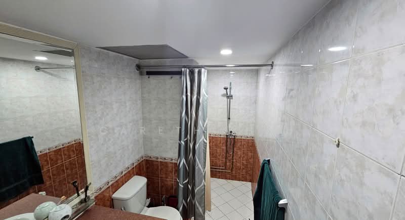 🌿 Ridgewood 4BR Family Home Near Henry Park and One North / Dover, , 3 Bedrooms, 1,744 sqft, Condominium For Rent, by Gareth Zhou, 500142514 - Common Bathroom - PropertyGuru.com.sg