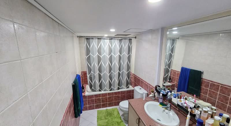 🌿 Ridgewood 4BR Family Home Near Henry Park and One North / Dover, , 3 Bedrooms, 1,744 sqft, Condominium For Rent, by Gareth Zhou, 500142514 - Master Ensuite Bathroom - PropertyGuru.com.sg