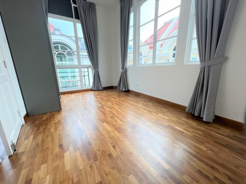 Burgundy drive, , 5 Bedrooms, 3,500 sqft, Semi-Detached House For Sale, by Ben Lee, 500142515 - PropertyGuru.com.sg