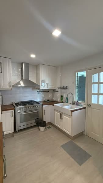 Avila Gardens, 19 Flora Road, Room Rental, 120 sqft, Condominium For Rent, by Daryl Wong, 500142621 - Kitchen - PropertyGuru.com.sg