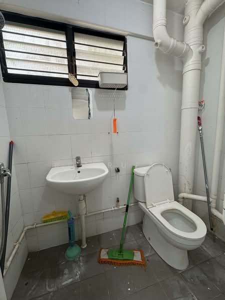 328 Bukit Batok Street 33, 328 Bukit Batok Street 33, 3 Bedrooms, 904 sqft, HDB Flat For Sale, by Roz Rufai, 500142622 - Bathroom - PropertyGuru.com.sg