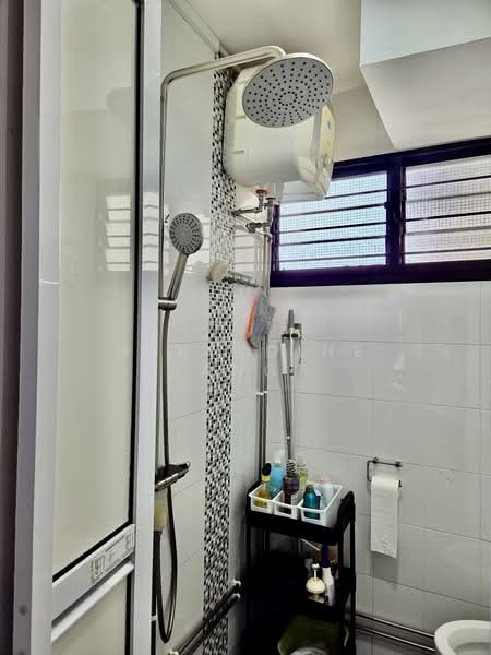 426 Ang Mo Kio Avenue 3, 426 Ang Mo Kio Avenue 3, 3 Bedrooms, 990 sqft, HDB Flat For Sale, by Geraldine Ang, 500142624 - Bathroom - PropertyGuru.com.sg