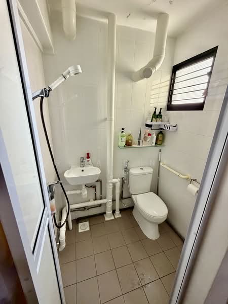 426 Ang Mo Kio Avenue 3, 426 Ang Mo Kio Avenue 3, 3 Bedrooms, 990 sqft, HDB Flat For Sale, by Geraldine Ang, 500142624 - Bathroom - PropertyGuru.com.sg