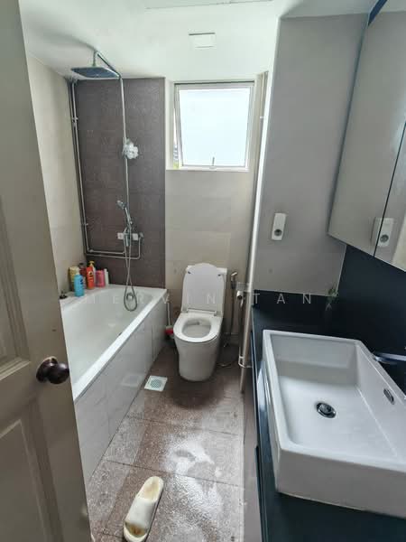 Elias Green, , 3 Bedrooms, 1,550 sqft, Condominium For Rent, by Mervin Tan, 500142659 - Master Bath - PropertyGuru.com.sg
