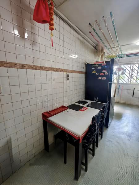405 Ang Mo Kio Avenue 10, 405 Ang Mo Kio Avenue 10, 2 Bedrooms, 721 sqft, HDB Flat For Sale, by John Lim Hong Kai, 500142666 - Kitchen - PropertyGuru.com.sg