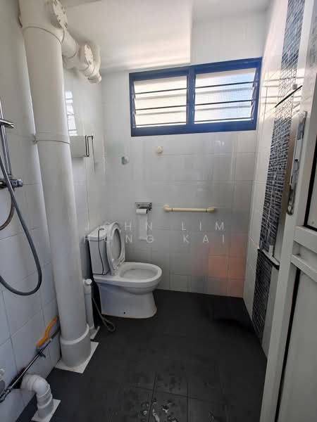 405 Ang Mo Kio Avenue 10, 405 Ang Mo Kio Avenue 10, 2 Bedrooms, 721 sqft, HDB Flat For Sale, by John Lim Hong Kai, 500142666 - Bathroom - PropertyGuru.com.sg