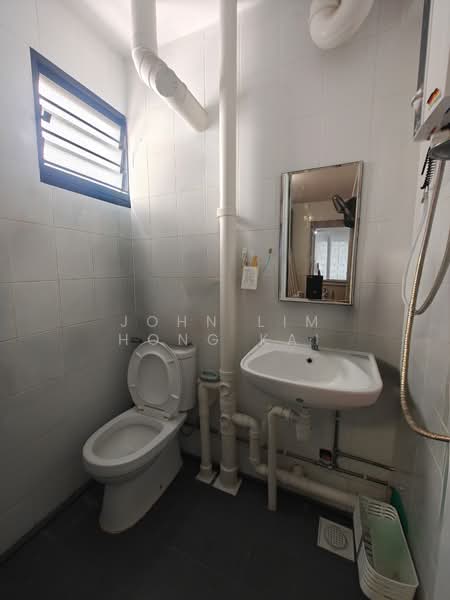 405 Ang Mo Kio Avenue 10, 405 Ang Mo Kio Avenue 10, 2 Bedrooms, 721 sqft, HDB Flat For Sale, by John Lim Hong Kai, 500142666 - Bathroom - PropertyGuru.com.sg