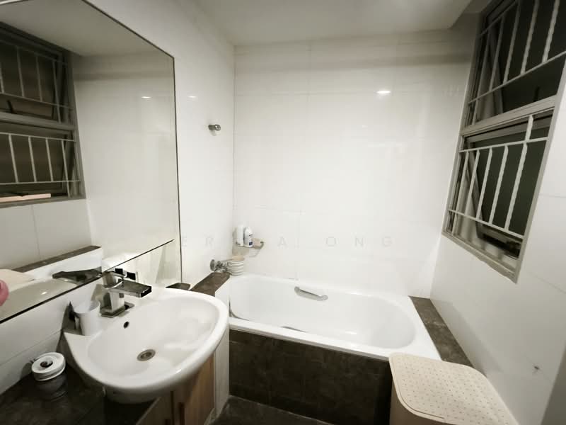 CHEAP & LARGE 999 Yrs Condo 10 Mins CBD, , 3 Bedrooms, 1,410 sqft, Condominium For Sale, by Terisa Ong, 500142683 - Master Bathroom - PropertyGuru.com.sg