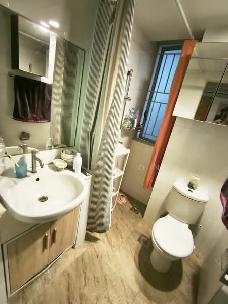 CHEAP & LARGE 999 Yrs Condo 10 Mins CBD, , 3 Bedrooms, 1,410 sqft, Condominium For Sale, by Terisa Ong, 500142683 - Common Bathroom - PropertyGuru.com.sg