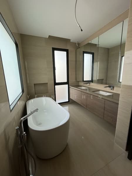 Modern new house near international school dulwich, pool, lift, , 6 Bedrooms, 7,638 sqft, Detached House For Rent, by Yenny Then, 500142731 - Bathroom - PropertyGuru.com.sg