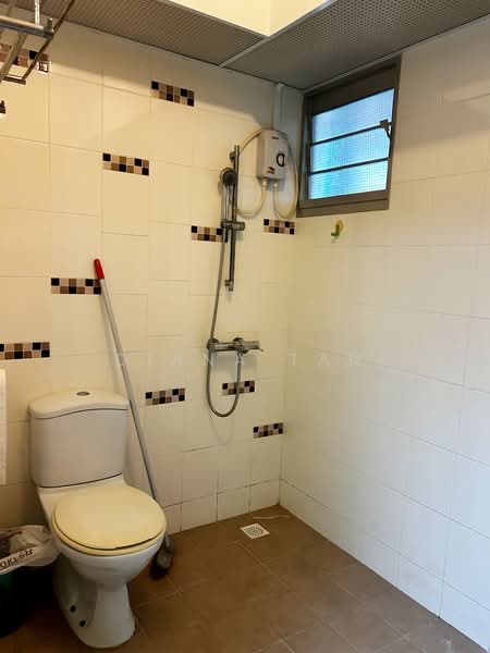 571B Woodlands Avenue 1, 571B Woodlands Avenue 1, 3 Bedrooms, 990 sqft, HDB Flat For Sale, by Diana Tan, 500142817 - Common bathroom - PropertyGuru.com.sg