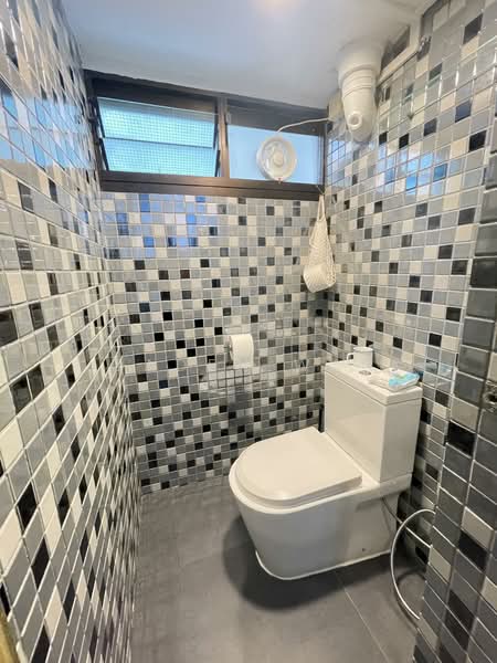 12 Holland Avenue, 12 Holland Avenue, 2 Bedrooms, 700 sqft, HDB Flat For Rent, by Caden Wan, 500142820 - Bathroom - PropertyGuru.com.sg