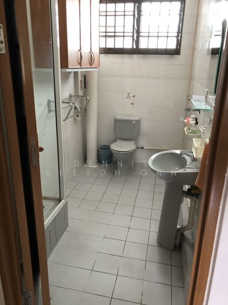 688 Jurong West Central 1, 688 Jurong West Central 1, 4 Bedrooms, 1,496 sqft, HDB Flat For Sale, by Dennis Seetoh Onn, 500142901 - Common Bathroom - PropertyGuru.com.sg