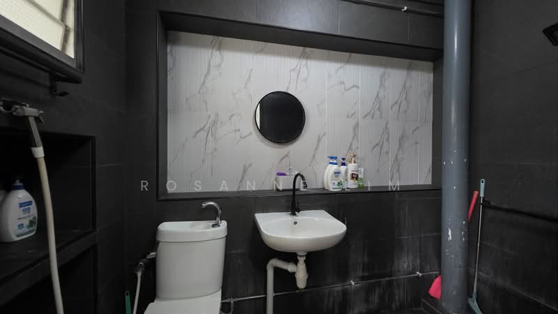 846 Jurong West Street 81, 846 Jurong West Street 81, Room Rental, 100 sqft, HDB Flat For Rent, by Rosanne Lim, 500142977 - Bathroom - PropertyGuru.com.sg