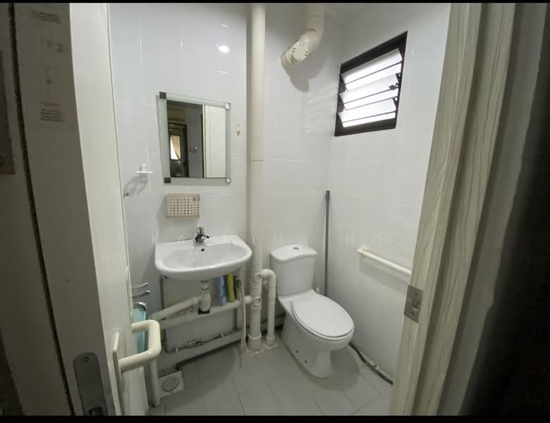 341 Clementi Avenue 5, 341 Clementi Avenue 5, 2 Bedrooms, 700 sqft, HDB Flat For Rent, by Katrina Ng, 500143007 - Bathroom - PropertyGuru.com.sg