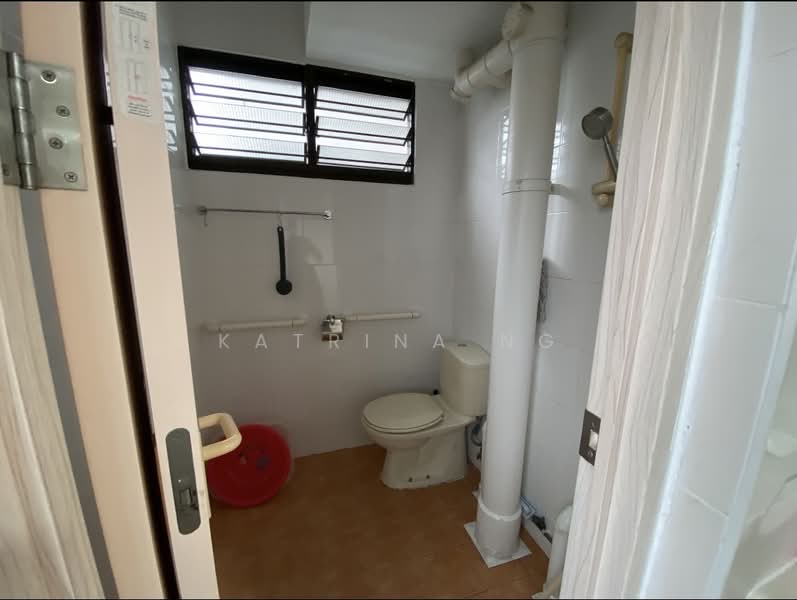 341 Clementi Avenue 5, 341 Clementi Avenue 5, 2 Bedrooms, 700 sqft, HDB Flat For Rent, by Katrina Ng, 500143007 - Bathroom - PropertyGuru.com.sg