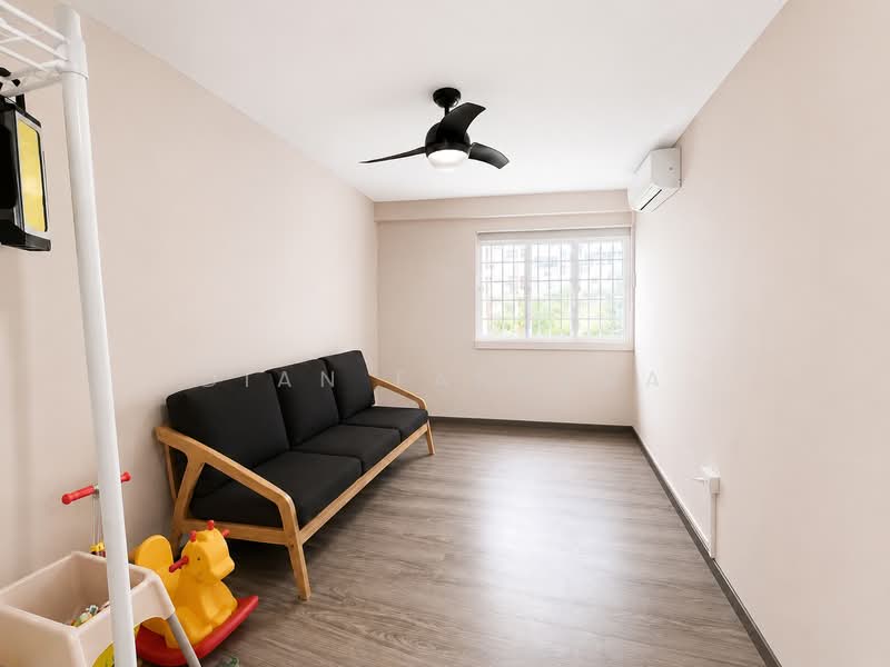 293 Tampines Street 22, 293 Tampines Street 22, 3 Bedrooms, 1,130 sqft, HDB Flat For Sale, by Dian Farhana, 500143034 - Living Room - PropertyGuru.com.sg