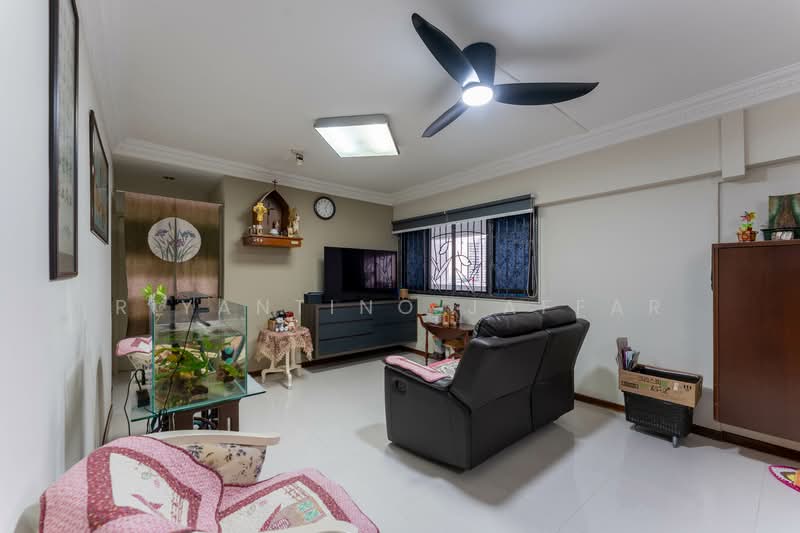 305 Ang Mo Kio Avenue 1, 305 Ang Mo Kio Avenue 1, 4 Bedrooms, 1,044 sqft, HDB Flat For Sale, by Riyantino Jaffar, 500143053 - Living Room - PropertyGuru.com.sg